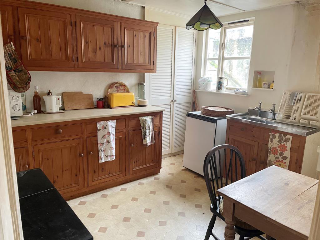 Lot: 120 - MIXED USE PROPERTY IN HIGHLY DESIRABLE LOCATION - Kitchen in flat